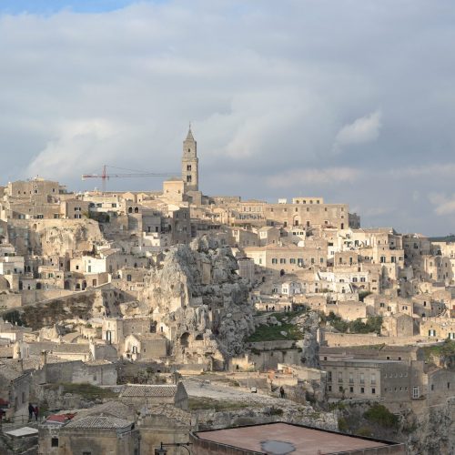 Matera_-_veduta_della_Civita_dal_Sasso_Caveoso_02-scaled-1